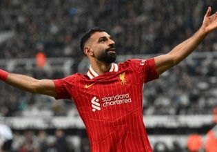 Σαλάχ: Η εντυπωσιακή φωτογραφία με το τρόπαιο και τα βραβεία του κορυφαίου παίκτη της σεζόν