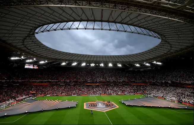 Φαντασμαγορική ατμόσφαιρα στο «Σαν Μαμές» πριν την έναρξη του τελικού του Europa League (vid)