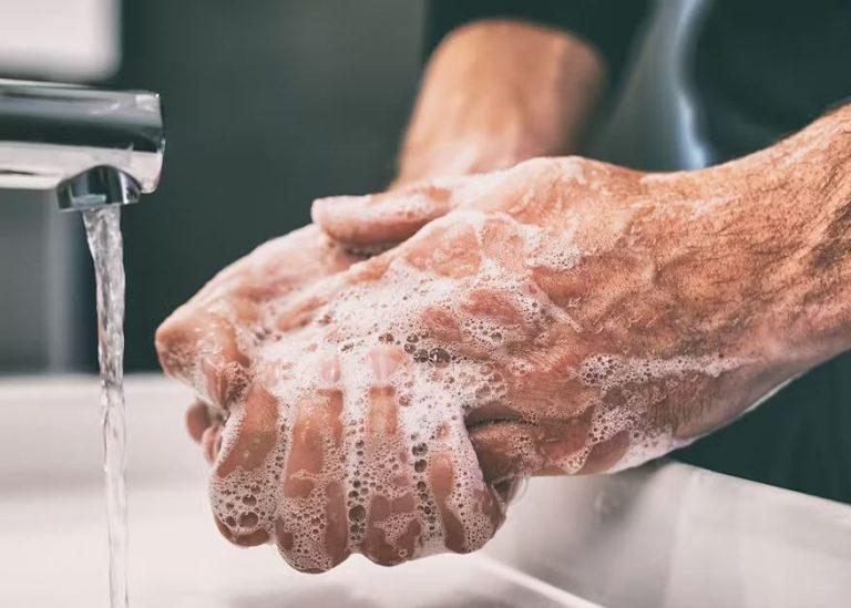 Υγεία: Η χημεία της καθαριότητας – Επιστήμονας εξηγεί την λειτουργία του σαπουνιού