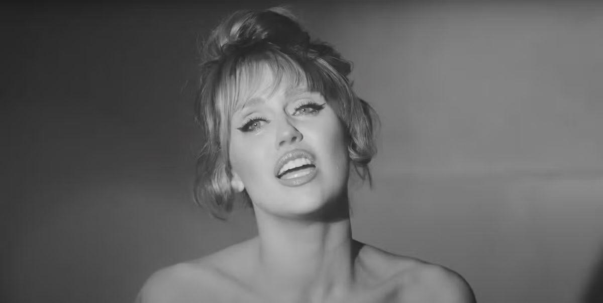 Η Μάιλι Σάιρους θρηνεί για έναν χαμένο έρωτα στο νέο μουσικό βίντεο «More to Lose»