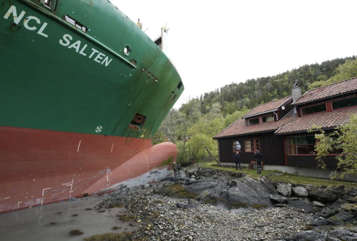 Νορβηγία: Άνδρας ξύπνησε και βρήκε… πλοίο στην αυλή του