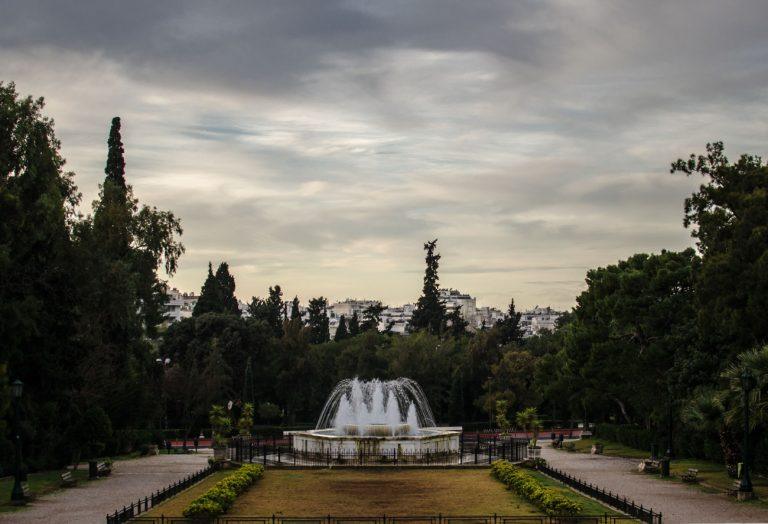 Καιρός: Συννεφιασμένο σκηνικό, βροχές και πτώση της θερμοκρασίας