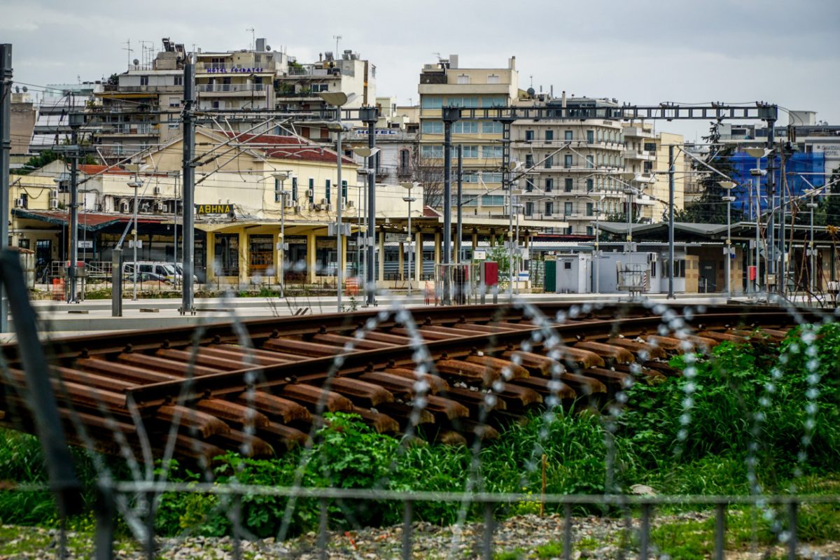 Κώστας Γενηδούνιας: Τα «τρωτά σημεία» του ελληνικού σιδηροδρόμου 26 μήνες μετά την τραγωδία στα Τέμπη