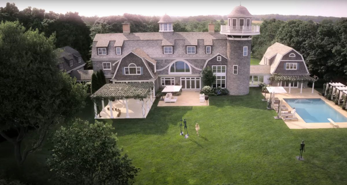 «Sirens»: Η αλήθεια πίσω από την απαράμιλλα όμορφη έπαυλη που προβάλλεται στη νέα σειρά