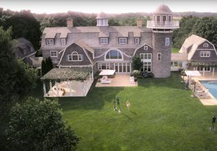 «Sirens»: Η αλήθεια πίσω από την απαράμιλλα όμορφη έπαυλη που προβάλλεται στη νέα σειρά