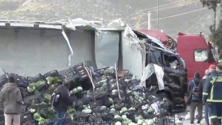 Ατύχημα στον Σκαραμαγκά: Για δεύτερη φορά σε δύο χρόνια ανατράπηκε νταλίκα στα χέρια του ίδιου οδηγού