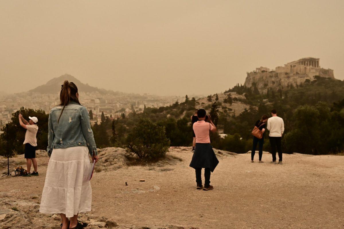 Αφρικανική σκόνη: Πότε υποχωρεί το φαινόμενο που «έπνιξε» την Αττική και την Κρήτη