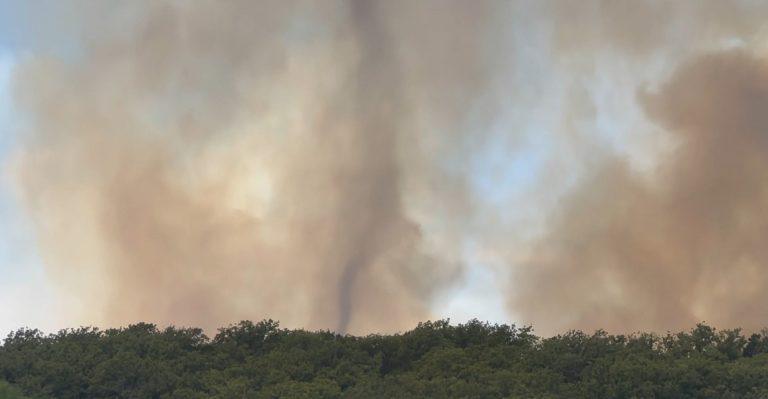 Διπλός στρόβιλος καπνού στον ουρανό του Τέξας