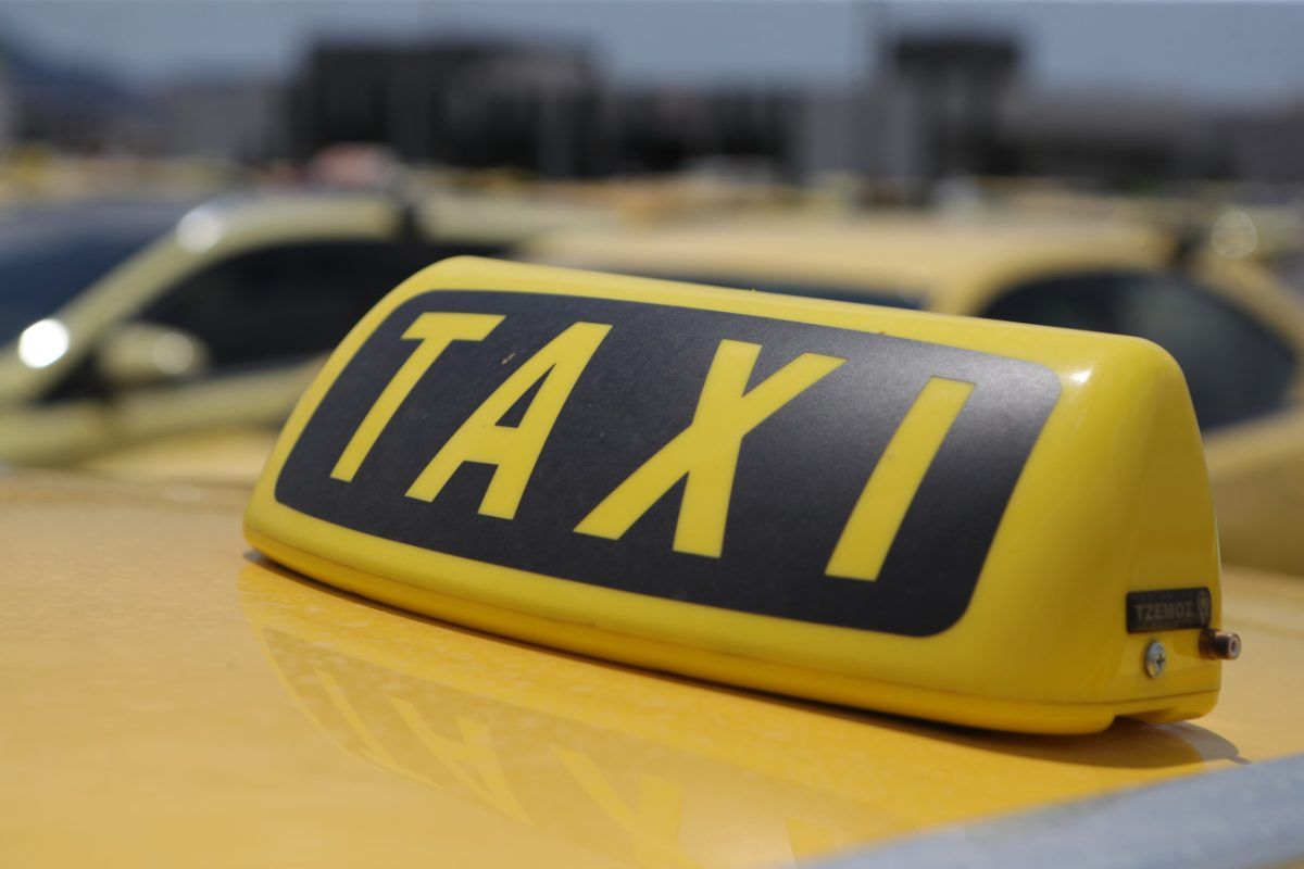 Ταξί: Τι θα προβλέπει η συμφωνία σχετικά με την επιβίβαση και αποβίβαση στις λεωφορειολωρίδες