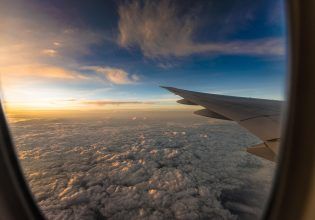 Οι πλούσιοι «πετούν», οι φτωχοί οδηγούν – Έφτασε το τέλος των προσιτών διακοπών