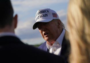 Ο Τραμπ λέει ότι ο Πούτιν «έχει τρελαθεί τελείως» και επικρίνει τον Ζελένσκι για τον τρόπο που «μιλάει»