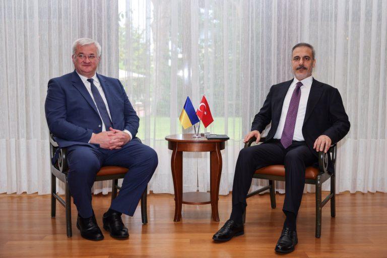 Ουκρανία: Σιμπίχα και Φιντάν συζήτησαν «ενδελεχώς» για την ειρηνευτική διαδικασία και το τέλος του πολέμου