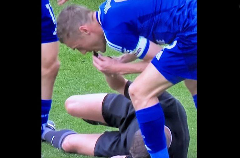 Έπος: Ο διαιτητής έπεσε στο έδαφος και ο Βάρντι του πήρε τη σφυρίχτρα από τα χέρια για να διακόψει τον αγώνα! (pic)