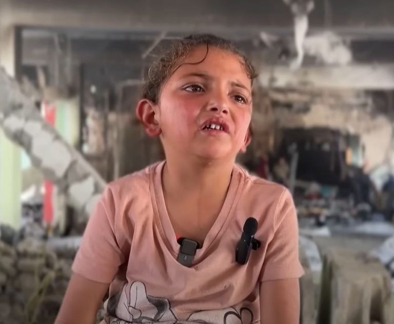 Γάζα: Συγκλονίζει πεντάχρονη που επιβίωσε από επίθεση σε σχολείο – «Περπάτησα μέσα στη φωτιά για να ξεφύγω»