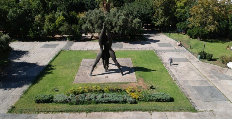 Το πρόβλημα της χώρας δεν είναι η μονιμότητα των δημοσίων υπαλλήλων