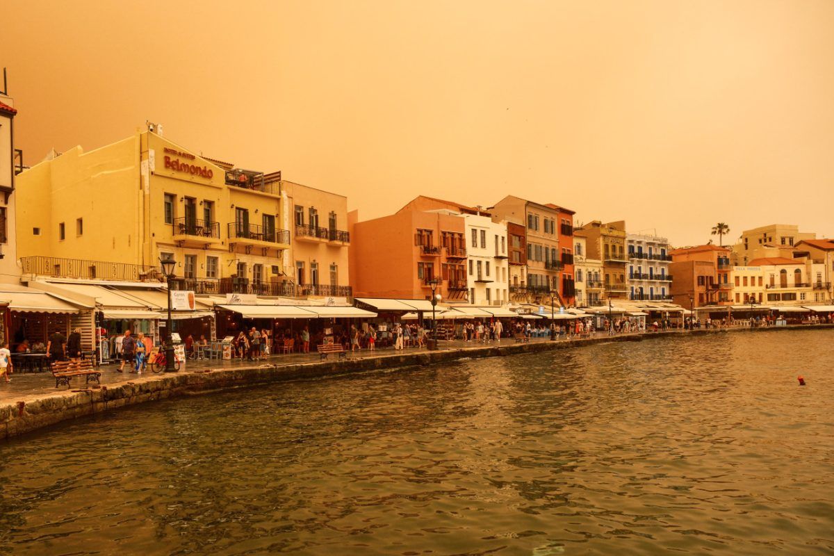 Αφρικανική σκόνη: Τα Χανιά πριν και μετά το πέρασμα της – Εντυπωσιακές εικόνες