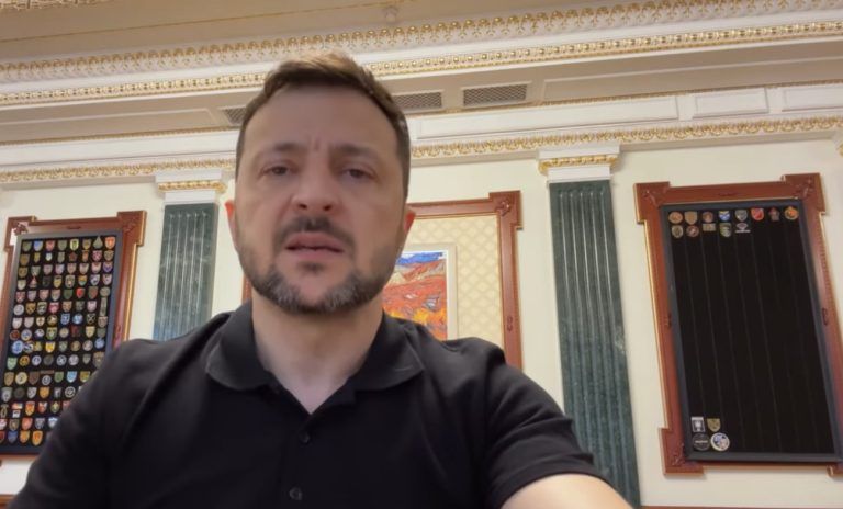 Ουκρανία: Ο Ζελένσκι δεσμεύεται να αυξήσει την παραγωγή όπλων