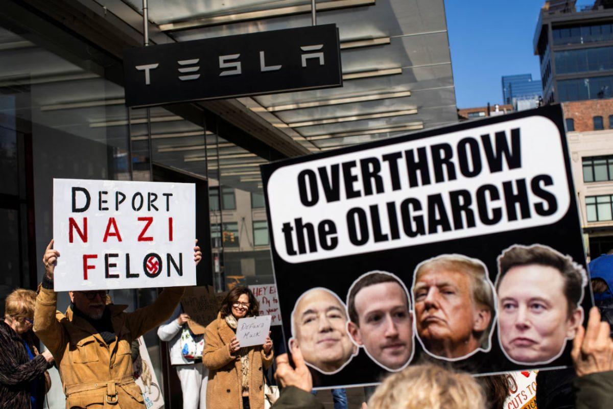 Καθηγητές του Yale που μελετούν τον φασισμό εγκαταλείπουν τις ΗΠΑ φοβούμενοι την κατάρρευση της δημοκρατίας