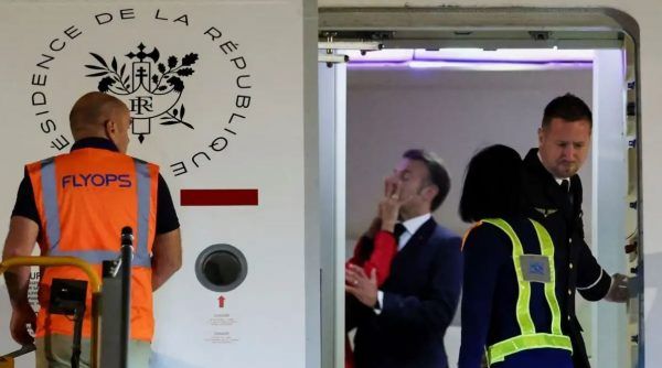 Το μακρύ χέρι της Μπριζίτ καταλήγει στο μάγουλο του Μακρόν, του ΟΠΕΚΕΠΕ στις τσέπες των αγροτών, του λαού οσονούπω σε ανοιχτή παλάμη κατά των εμπαικτών