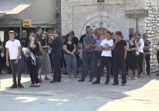 Αρτα: Συγκίνηση για τον 14χρονο που πνίγηκε στον Αραχθο – Με ένα λευκό λουλούδι τον αποχαιρέτησαν οι φίλοι του