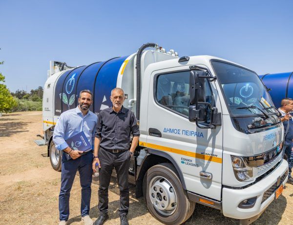 Ένα νέο ηλεκτρικό απορριμματοφόρο παρέλαβε ο Δήμος Πειραιά