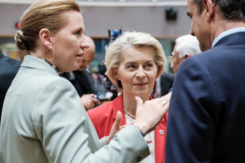 Η πρόεδρος της Ευρωπαϊκής Επιτροπής, Ούρσουλα φον ντερ Λάιεν συνομιλεί με τον Έλληνα πρωθυπουργό Κυριάκο Μητσοτάκη κατά τη σύνοδο κορυφής της 26ης Ιουνίου. Οι Ευρωπαίοι ηγέτες ανησυχούν μην ξεσπάσει ένας δασμολογικός πόλεμος με τις ΗΠΑ.