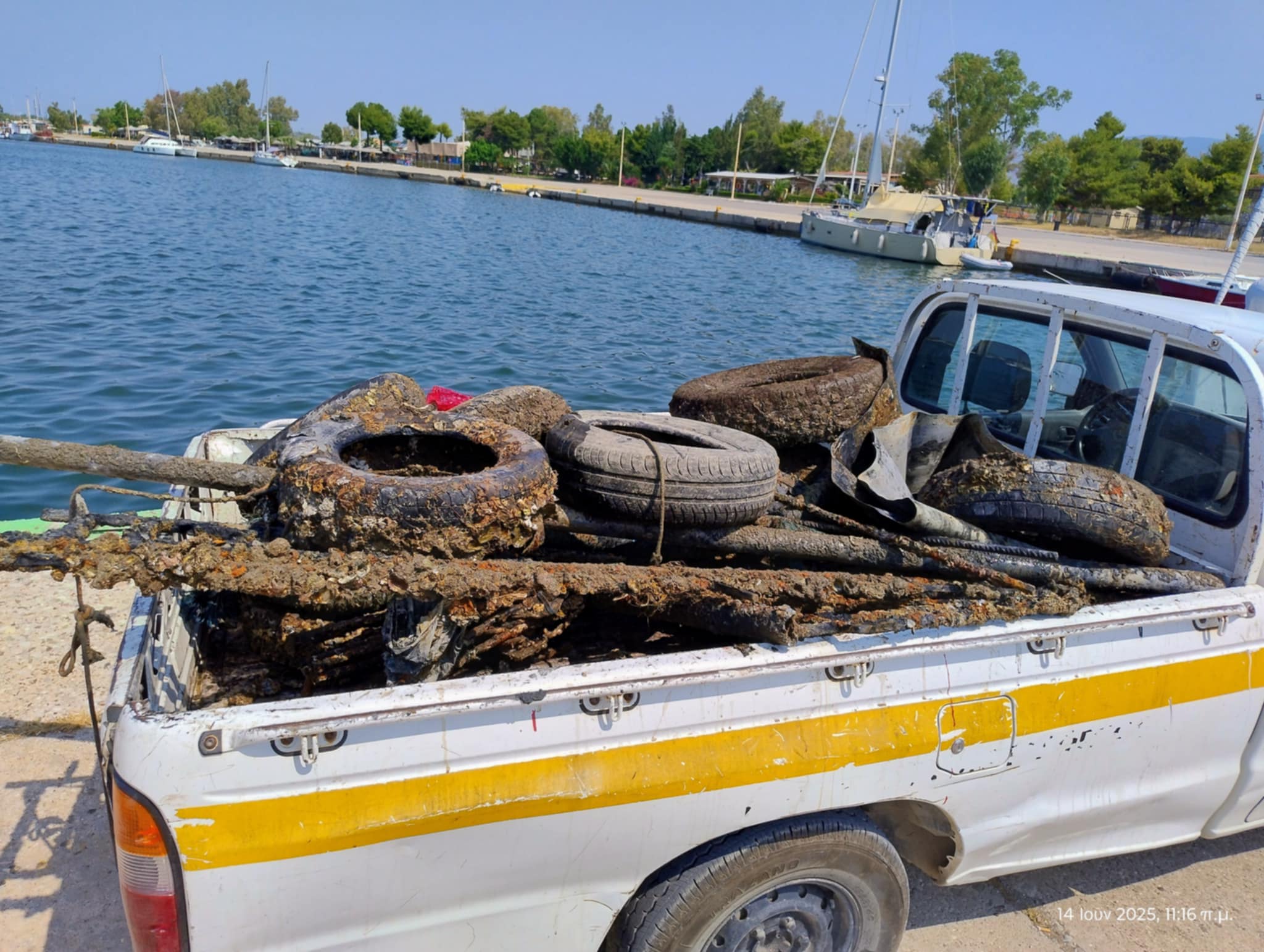 Λάστιχα και άλλα αντικείμενα ανασύρθηκαν σε δράση καθαρισμού του Λιμανιού Μεσολογγίου από εθελοντές δύτες
