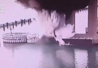 Ουκρανία: Έπληξε με εκρηκτικά τη γέφυρα της Κριμαίας – Η στιγμή της έκρηξης