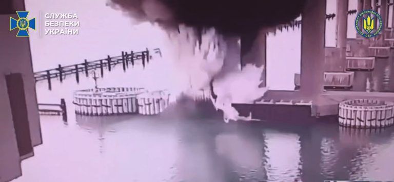 Ουκρανία: Έπληξε με εκρηκτικά τη γέφυρα της Κριμαίας – Η στιγμή της έκρηξης