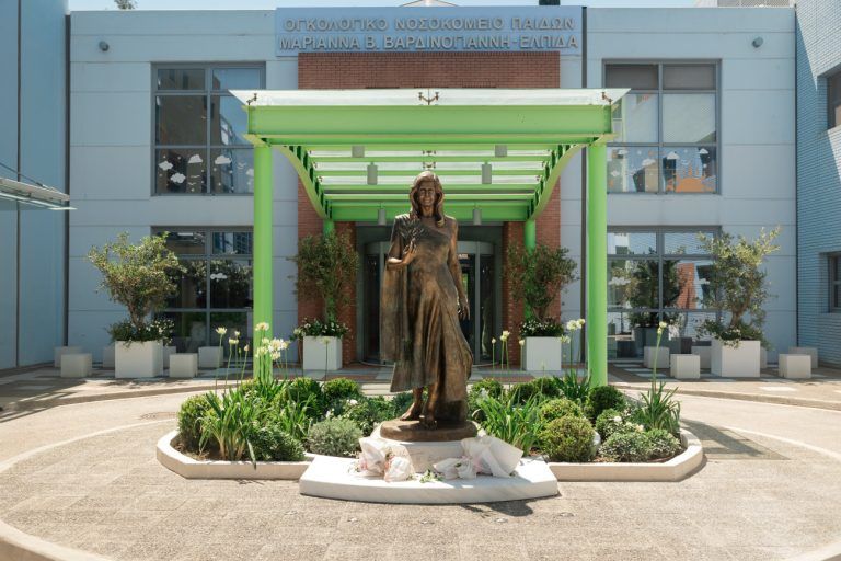 Αποκαλυπτήρια του αγάλματος της Μαριάννας Βαρδινογιάννη στο Ογκολογικό Νοσοκομείο Παίδων