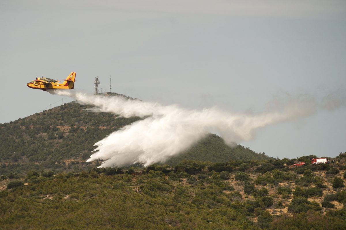 Μεγάλη φωτιά στην Ανάβυσσο – Βίντεο από τις προσπάθειες κατάσβεσης