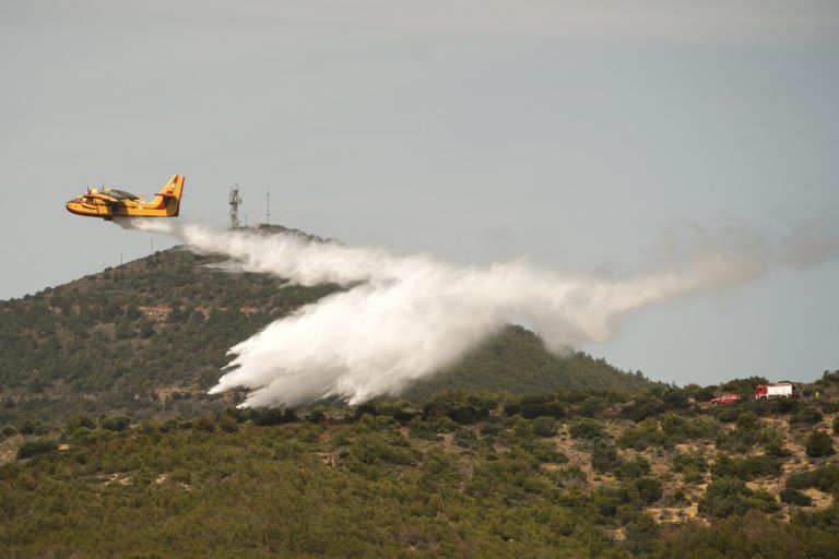 Μεγάλη φωτιά στην Ανάβυσσο – Βίντεο από τις προσπάθειες κατάσβεσης