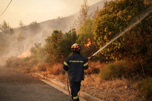 Κρήτη: Φωτιά στην περιοχή Γούβες Ηρακλείου – Σηκώθηκαν εναέρια μέσα