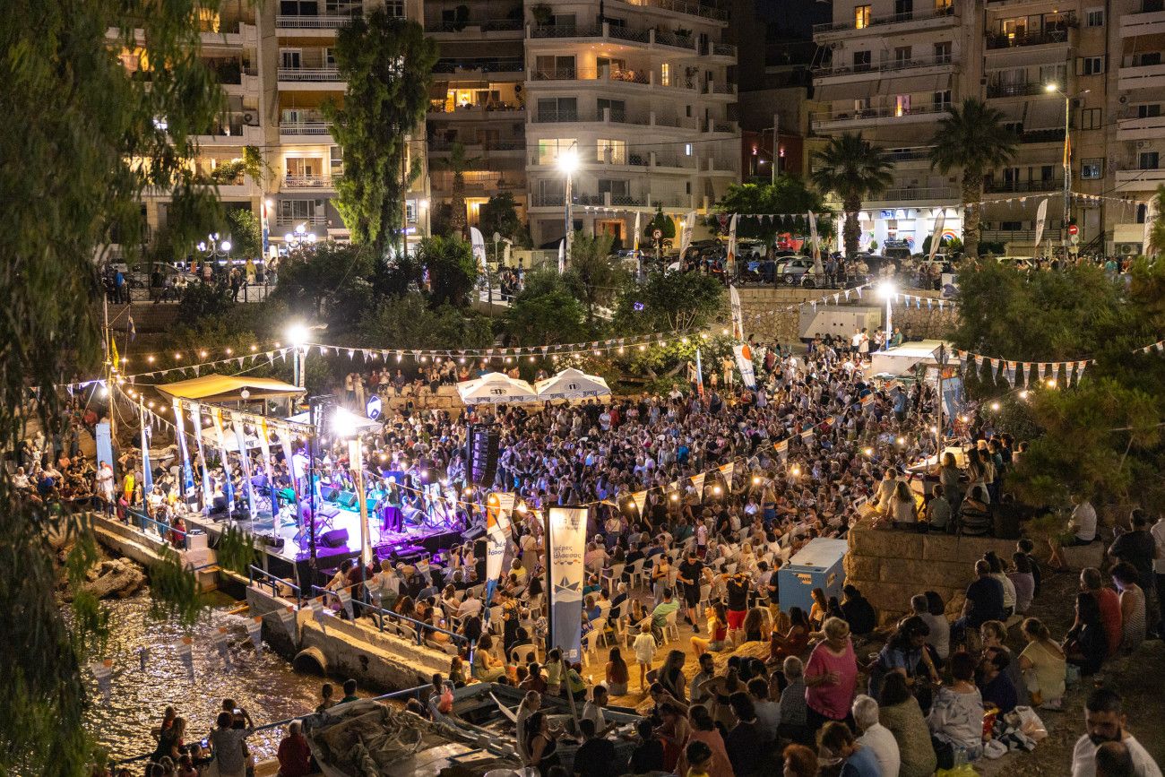Χιλιάδες κόσμου στον όρμο της Αφροδίτης στην τελετή λήξης των Ημερών Θάλασσας 2025