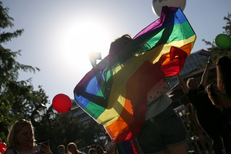 Υπερηφάνεια, αγάπη και ουράνιο τόξο: Η ιστορία και οι συμβολισμοί της σημαίας του Pride