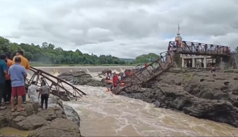 Ινδία: Νεκροί και αγνοούμενοι από κατάρρευση γέφυρας σε τουριστικό προορισμό