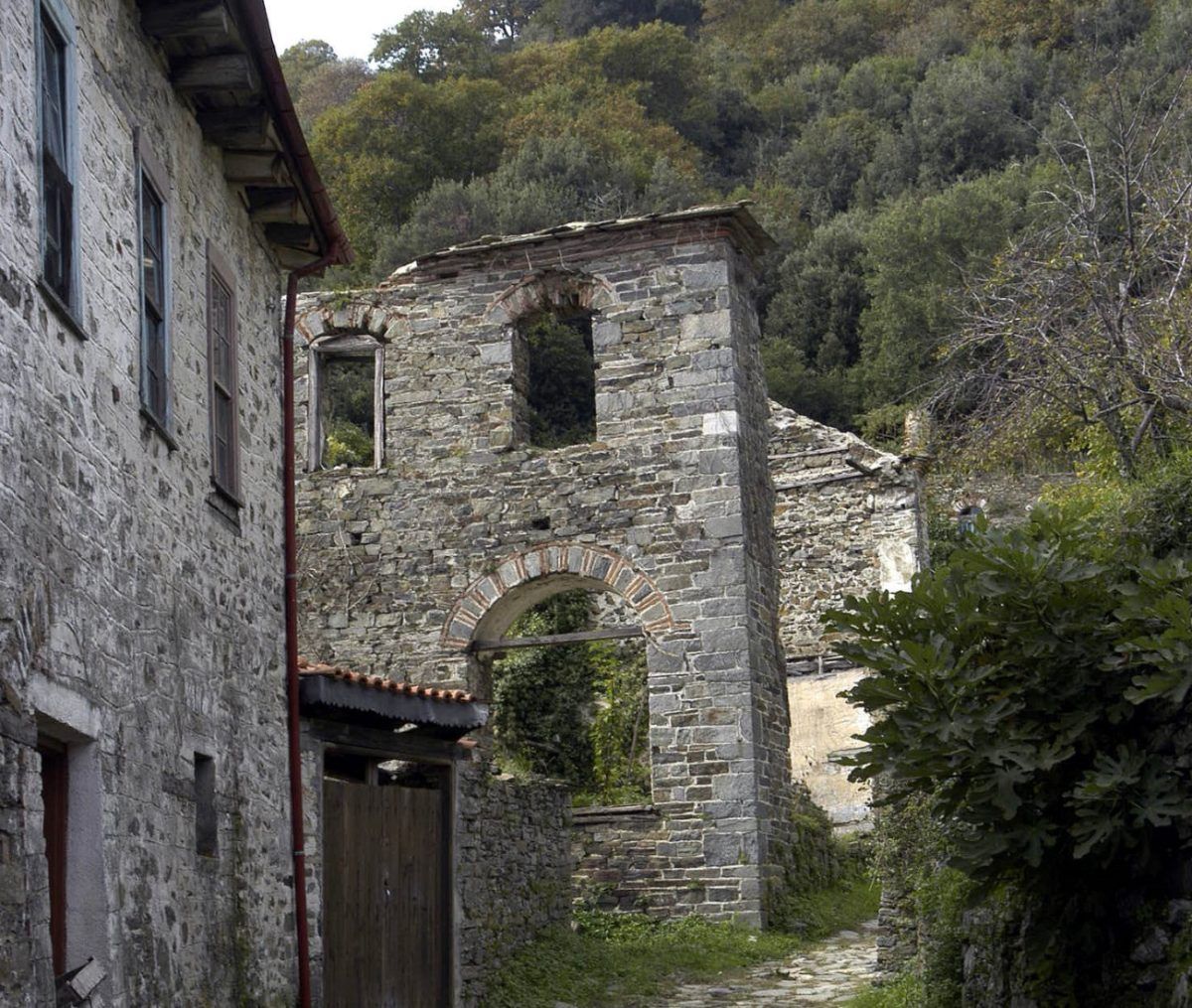 «Εκτός Αγίου Όρους τα κτίρια θα χαρακτηρίζονταν κίτρινα» – Τι έδειξαν οι τεχνικοί έλεγχοι μετά τον σεισμό