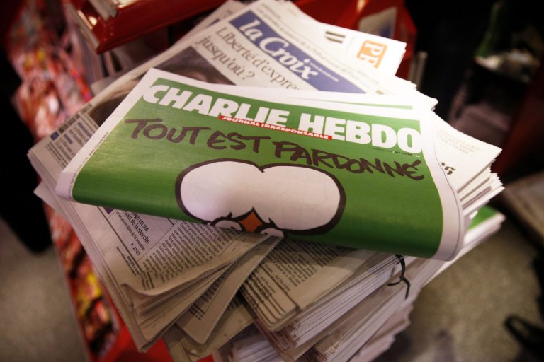 Charlie Hebdo: Ανακοίνωσε… γκάλοπ για τον θάνατο του Χαμενεΐ
