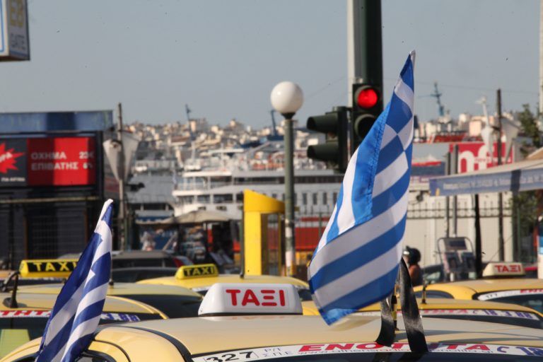 Πειραιάς: Συνελήφθη οδηγός ταξί που τετραπλασίασε το κόμιστρο σε πελάτες – Δεν λειτουργούσε ούτε το ταξίμετρο