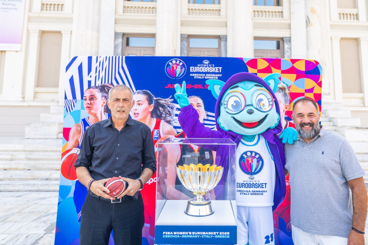 Επίσημη παρουσίαση του τροπαίου FIBA Women’s EuroBasket 2025 στον προαύλιο χώρο του Δημοτικού Θεάτρου Πειραιά