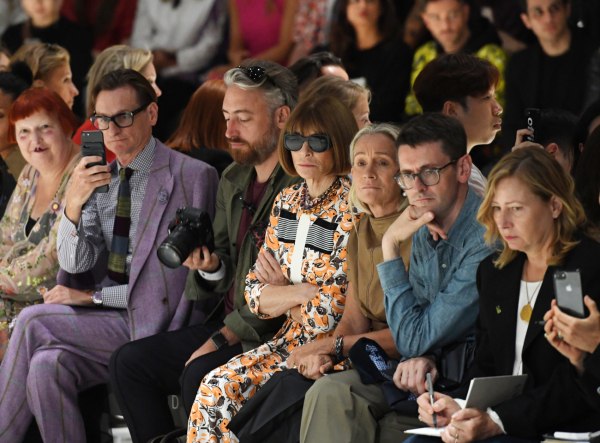 Ποιος θυμάται το συγκλονιστικό πρώτο εξώφυλλο της Άννα Γουίντουρ στη Vogue;