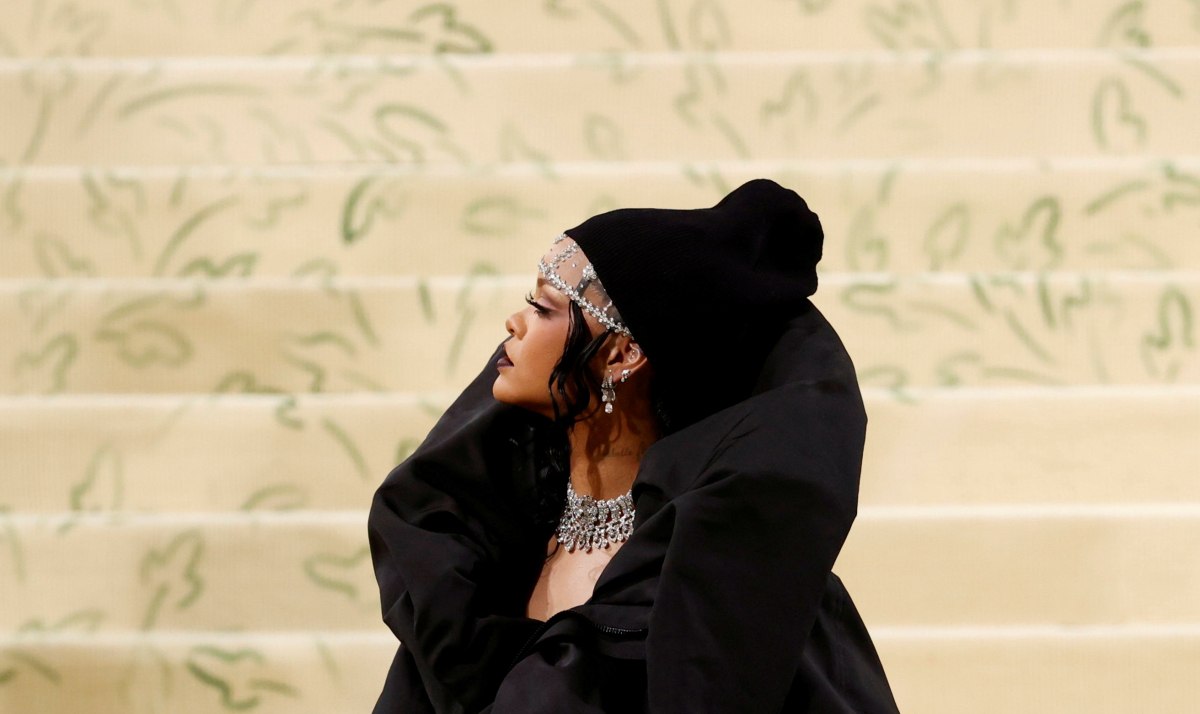 Ριάνα: Στην Εβδομάδα Μόδας στο Παρίσι εμφανίστηκε η τραγουδίστρια – Ποιος ήταν ο εντυπωσιακός συνοδός της;