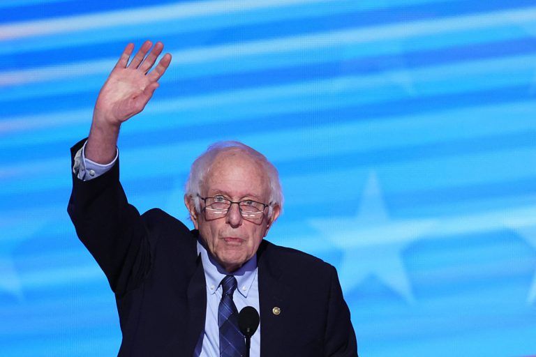 Μπέρνι Σάντερς: «Δεν αρκεί να λέμε ότι ο Τραμπ είναι επικίνδυνος» – «Ο ταξικός πόλεμος είναι σε εξέλιξη»