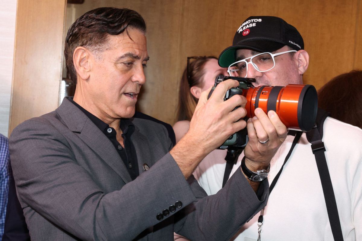 Ο Τζορτζ Κλούνεϊ υποστηρίζει ότι αφότου έβαψε τα μαλλιά του είναι σαν να περνάει «κρίση μέσης ηλικίας»