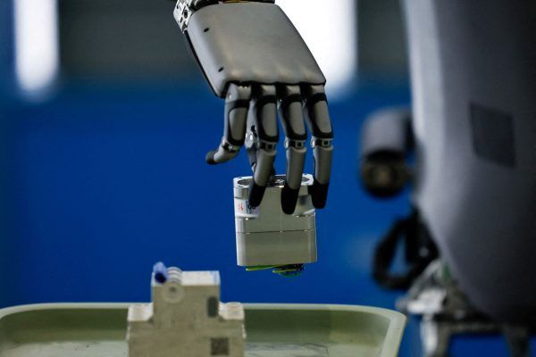 Πώς η εργασία δίπλα σε ρομπότ επιβαρύνει την ψυχική υγεία – Οι κίνδυνοι της αυτοματοποίησης