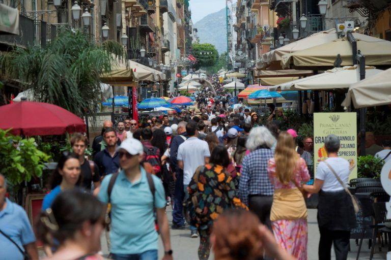 Υπερτουρισμός: 6 προτάσεις για την αντιμετώπισή του – «Βουλιάζουν» οι δημοφιλείς προορισμοί
