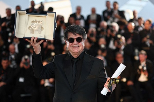 Τζαφάρ Παναχί: Ο Ιρανός σκηνοθέτης ζητά δημοκρατική κυβέρνηση, ενώ εκτοξεύει πυρά και προς το Ισράηλ