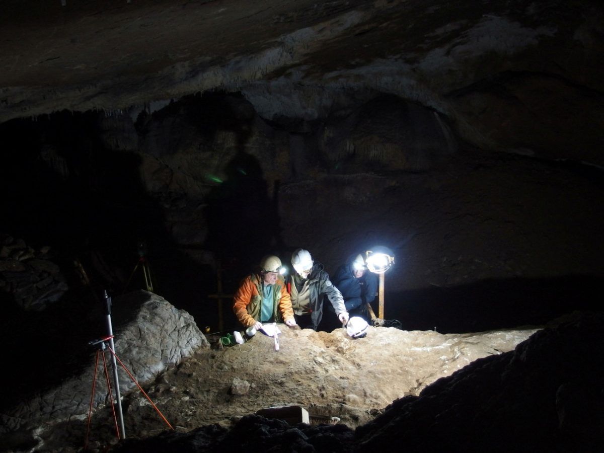 Ορισμένα από τα οστά βρέθηκακαν στο σπήλαιο του Ίστουριτζ στη Γαλλία (Christian Normand via Reuters)