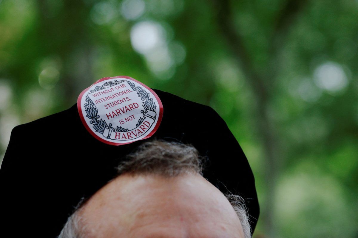 ΗΠΑ: Τι πραγματικά ώθησε τον Τραμπ να «λυγίσει» το Χάρβαρντ;