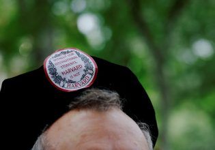 ΗΠΑ: Τι πραγματικά ώθησε τον Τραμπ να «λυγίσει» το Χάρβαρντ;